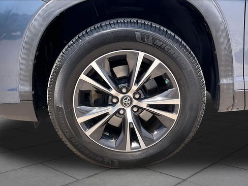Used 2019 Toyota Highlander Plus FWD image 11