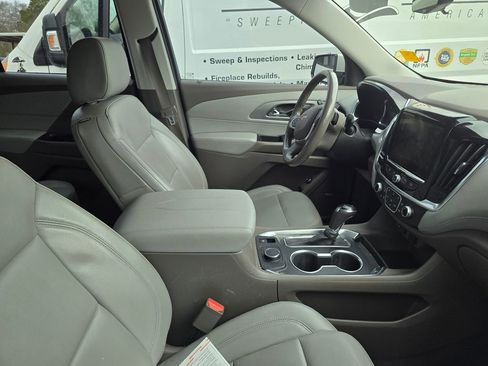 Used 2020 Chevrolet Traverse LT w/ LT Premium Package image 2