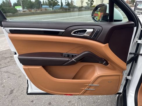 Used 2014 Porsche Cayenne Turbo S image 26