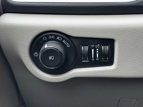 Used 2024 Chrysler Pacifica Touring-L image 30