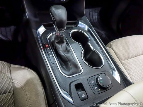 Used 2022 Chevrolet Traverse LS image 24