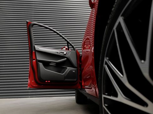 New 2025 Porsche Macan image 9