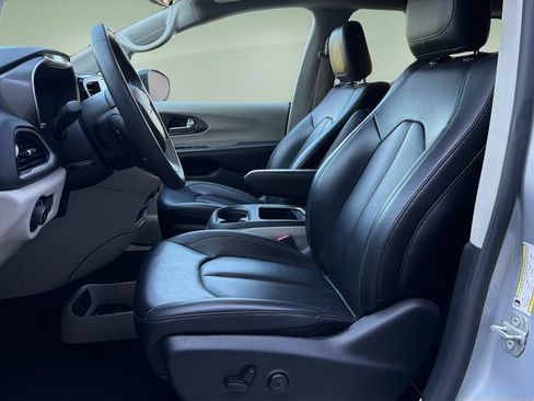 Used 2023 Chrysler Pacifica Touring-L FWD image 19