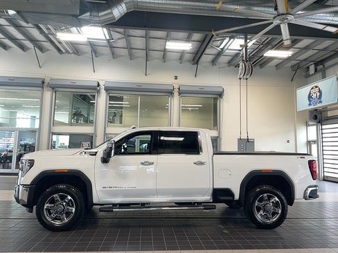Used 2025 GMC Sierra 2500 SLT w/ SLT Premium Package AWD/4WD image 4