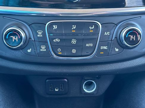 Used 2021 Chevrolet Traverse LT image 16