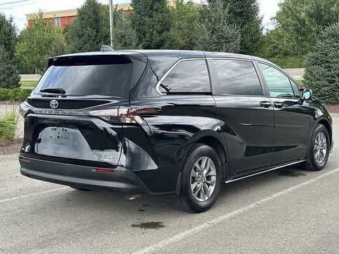 Used 2023 Toyota Sienna LE AWD/4WD image 34