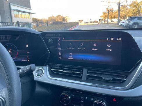 Used 2025 Chevrolet Trax LT image 21