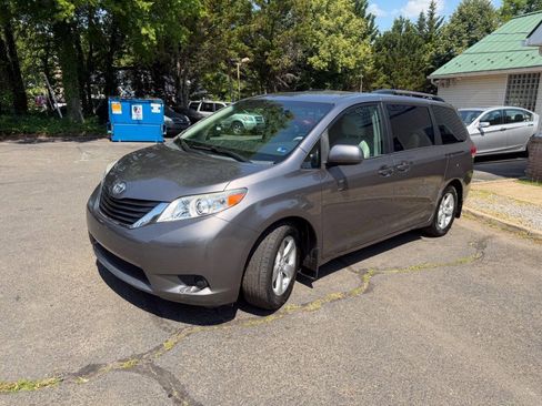 Used 2011 Toyota Sienna LE FWD image 3