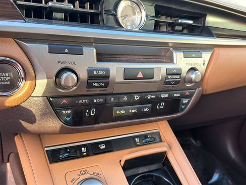 Used 2016 Lexus ES 350 w/ Luxury Package w/Wood Trim FWD image 27
