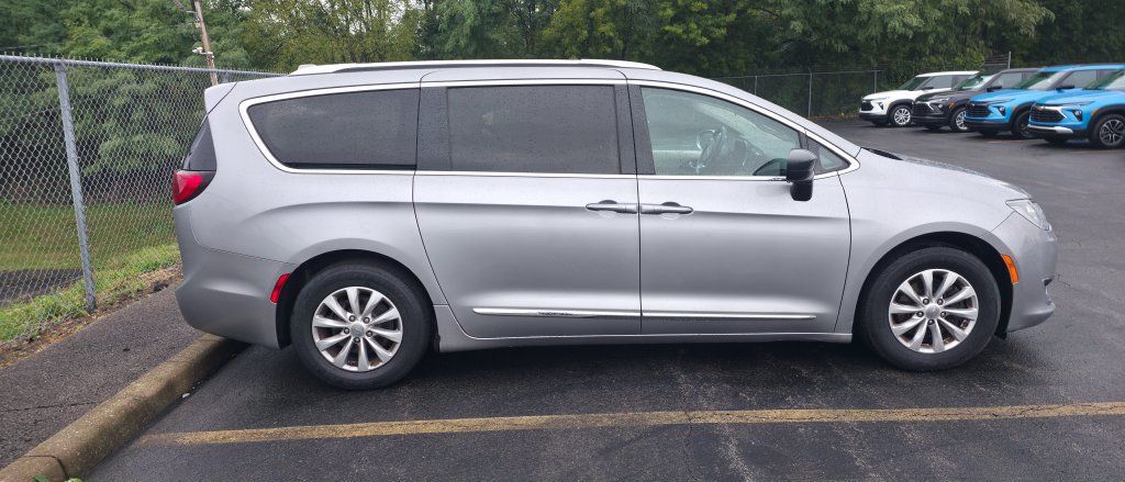 Used 2018 Chrysler Pacifica Touring-L FWD image 7