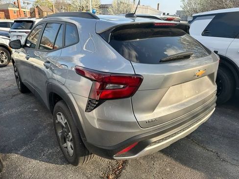 Used 2025 Chevrolet Trax LT FWD image 6