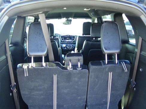 Certified 2025 Chrysler Pacifica Select FWD image 11