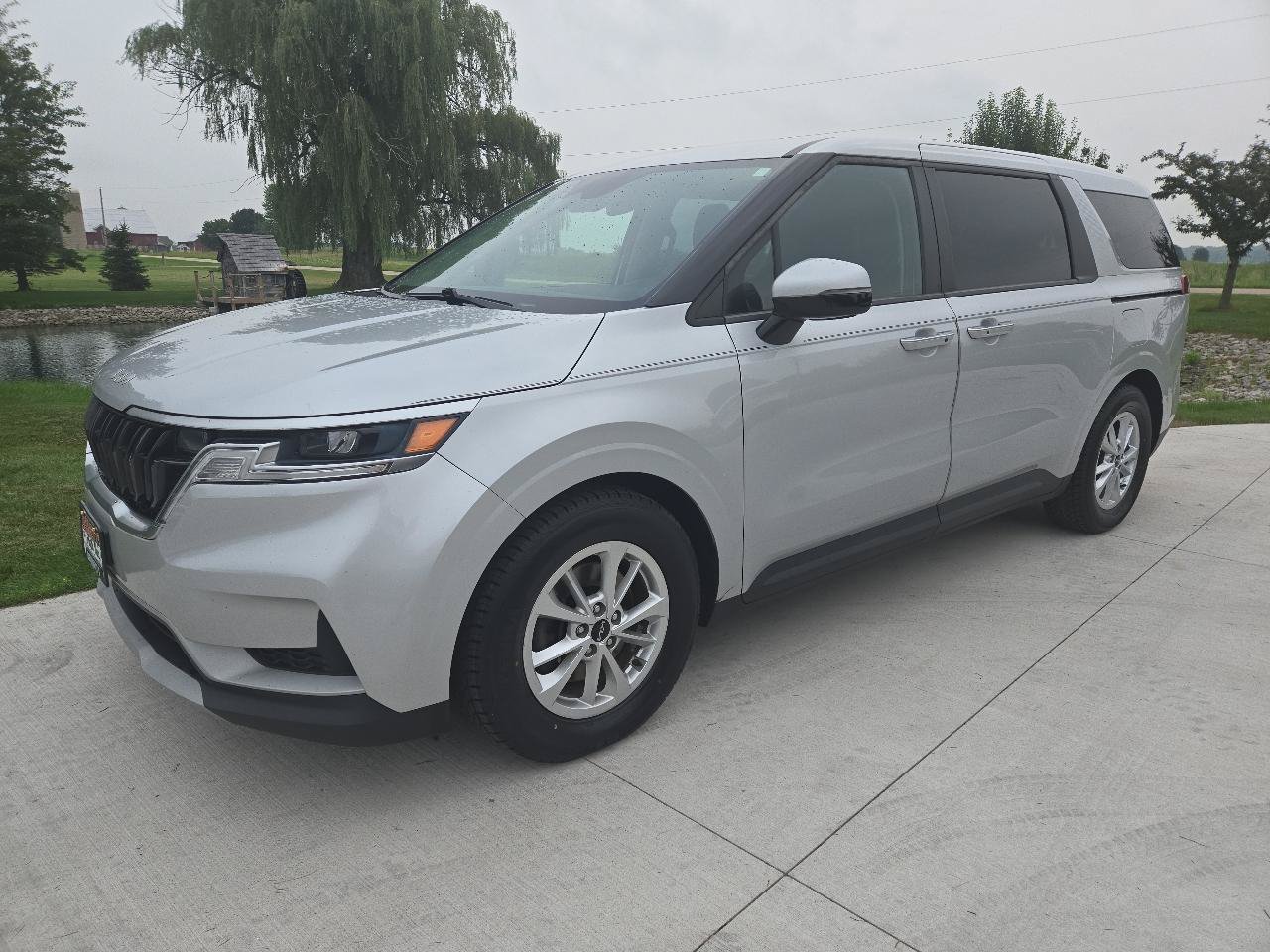 Used 2022 Kia Carnival LX FWD image 1