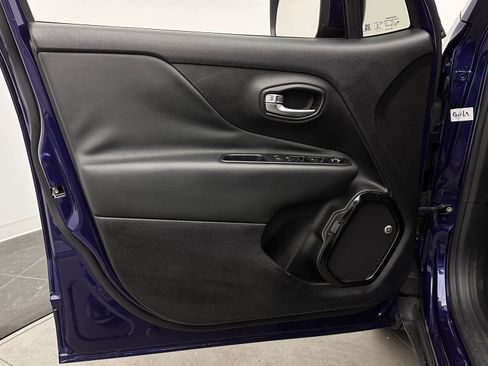 Used 2018 Jeep Renegade Altitude w/ Safety & Security Group FWD image 10