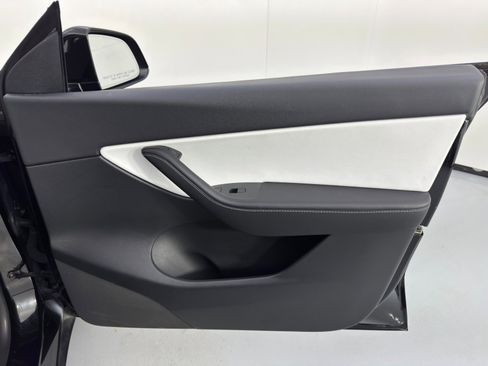 Used 2021 Tesla Model Y Long Range image 45