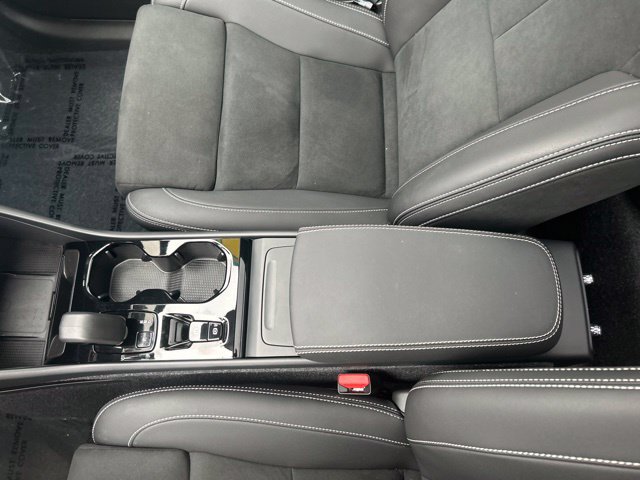 Certified 2025 Volvo XC40 B5 Plus AWD/4WD image 27