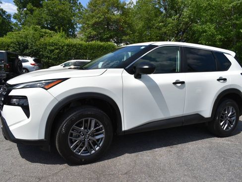 Used 2024 Nissan Rogue S AWD/4WD image 2