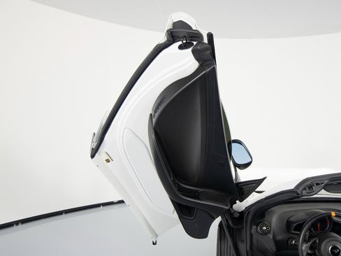 Used 2016 McLaren 675LT Spider image 11