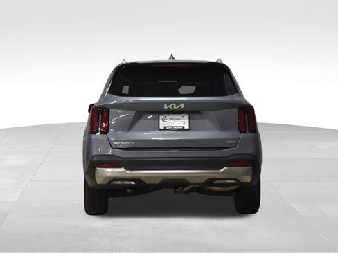 Used 2024 Kia Sorento S image 8