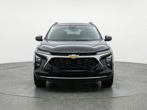 Used 2025 Chevrolet Trax LT image 2