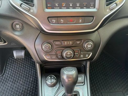 Used 2020 Jeep Cherokee Trailhawk AWD/4WD image 12