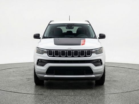 Used 2025 Jeep Compass Trailhawk image 2