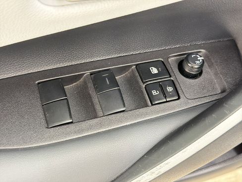 Used 2025 Toyota Corolla SE FWD image 13
