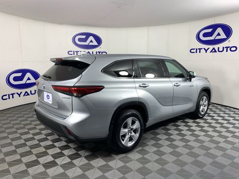Used 2020 Toyota Highlander LE AWD/4WD image 3