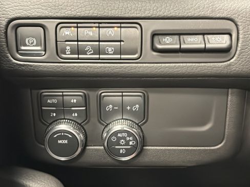 Used 2023 GMC Yukon XL Denali AWD/4WD image 33