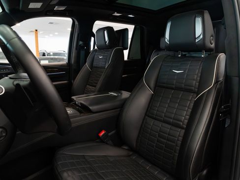 Used 2024 Cadillac Escalade Sport Platinum w/ LPO, ONYX Package AWD/4WD image 17