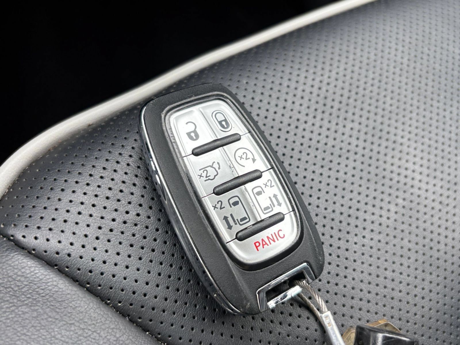 Used 2025 Chrysler Pacifica Limited FWD image 28