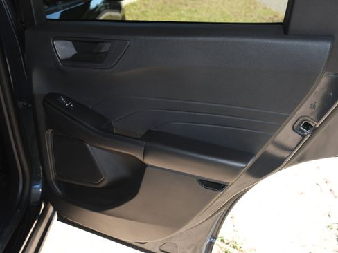 Used 2022 Ford Escape SE w/ SE Sport Appearance Package image 19