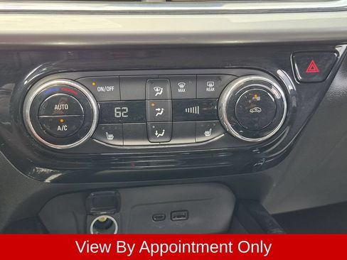 Used 2025 Chevrolet Trax LT w/ LT Convenience Package FWD image 17