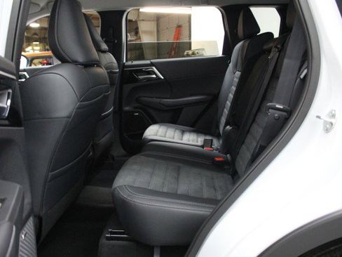 New 2025 Mitsubishi Outlander SE image 24