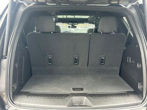 Used 2022 GMC Yukon SLT w/ SLT Premium Package image 9