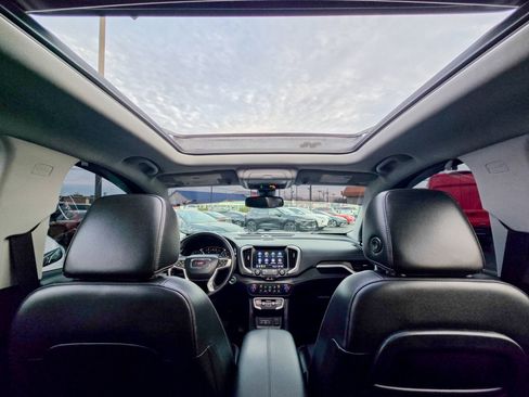 Used 2022 GMC Terrain SLT w/ Infotainment Package II image 2