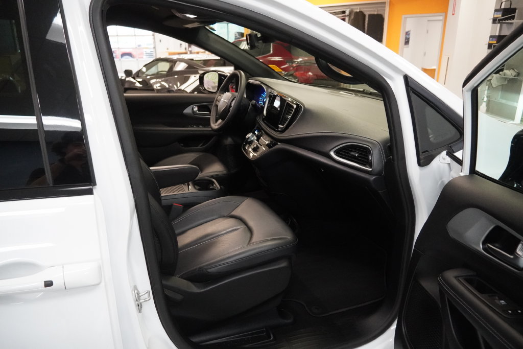 Used 2024 Chrysler Pacifica Limited FWD image 23