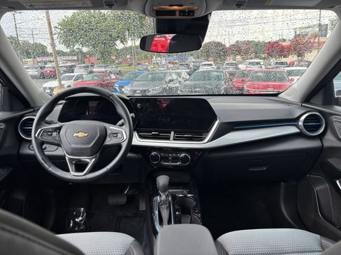 Used 2025 Chevrolet Trax LT w/ LT Convenience Package FWD image 24