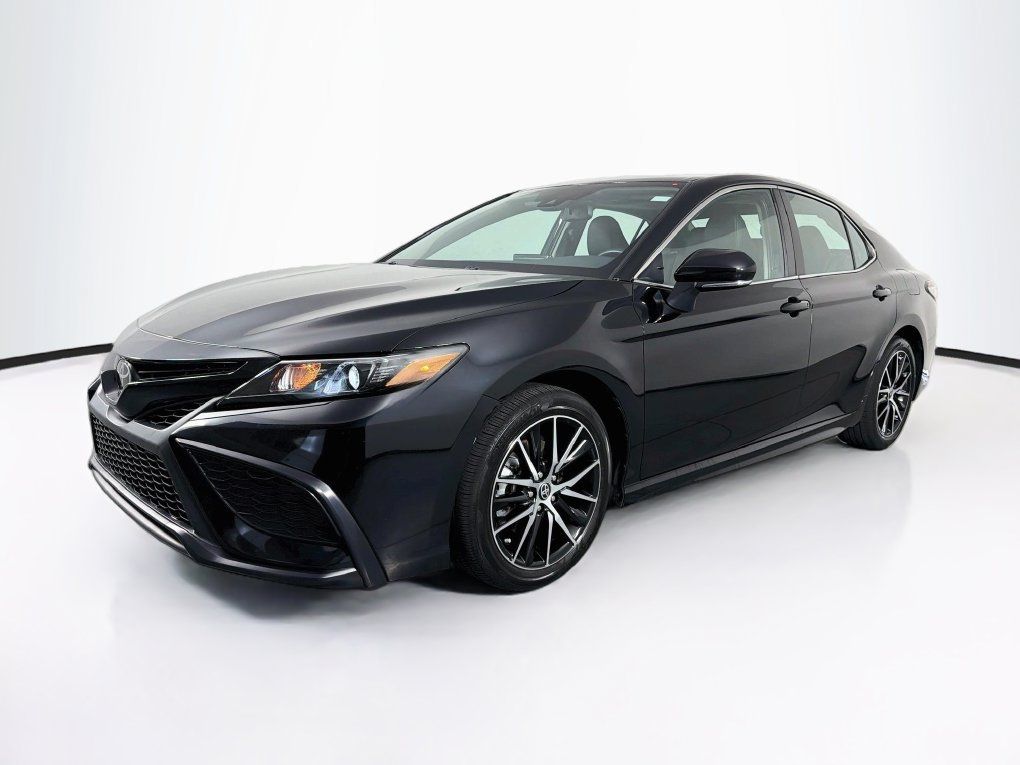 Used 2024 Toyota Camry SE w/ Cold Weather Package FWD image 3