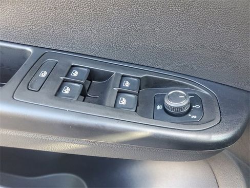 Certified 2025 Volkswagen Taos SE w/ Panoramic Sunroof Package image 31