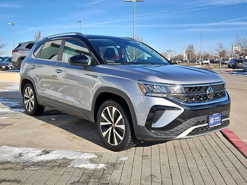 Certified 2023 Volkswagen Taos SE w/ Panoramic Sunroof Package image 4