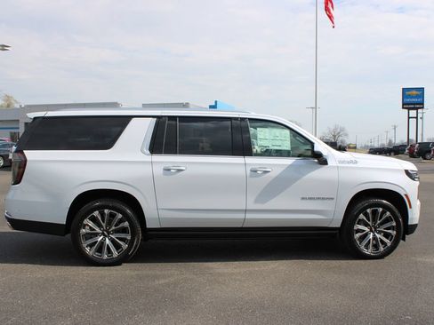 New 2026 Chevrolet Suburban High Country AWD/4WD image 11