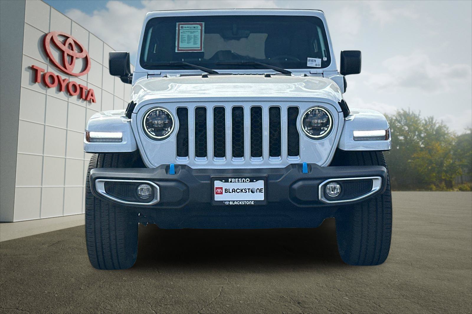Used 2023 Jeep Wrangler Unlimited Sahara w/ Dual Top Group AWD/4WD image 8