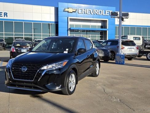 Used 2021 Nissan Kicks S image 2