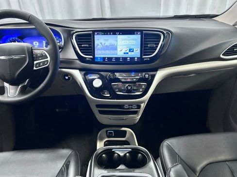 Used 2024 Chrysler Pacifica Touring-L image 13