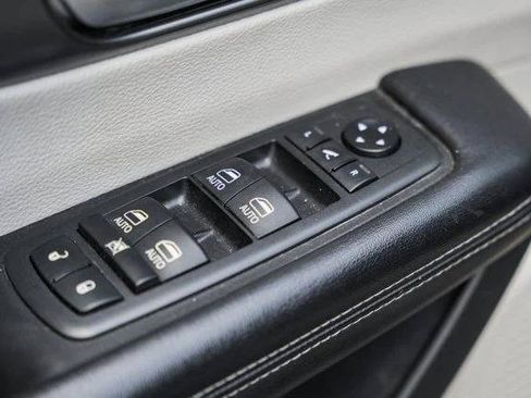 Certified 2019 Chrysler Pacifica Limited FWD image 37
