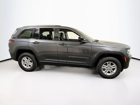 Used 2023 Jeep Grand Cherokee Laredo w/ Luxury Tech Group I AWD/4WD image 4
