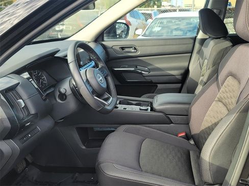 Used 2024 Nissan Pathfinder SV image 11