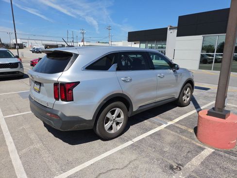 Used 2021 Kia Sorento LX AWD/4WD image 3