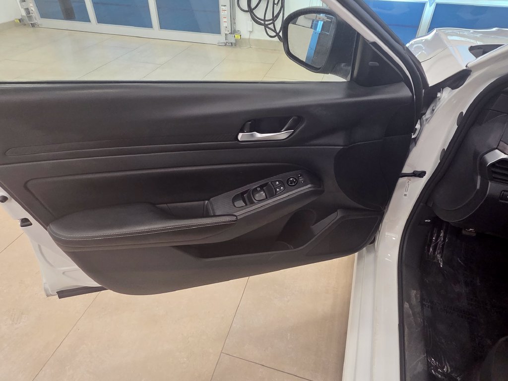 Used 2024 Nissan Altima 2.5 SV FWD image 14